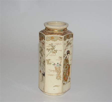 Vaso esagonale in porcellana Satsuma decorato con figure ed animali....