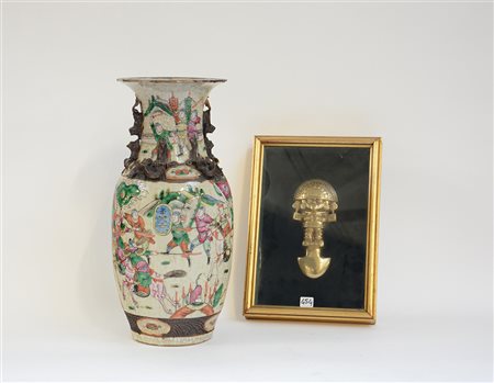 Lotto composto da un vaso cinese a balaustro in grès decorato a scene di...