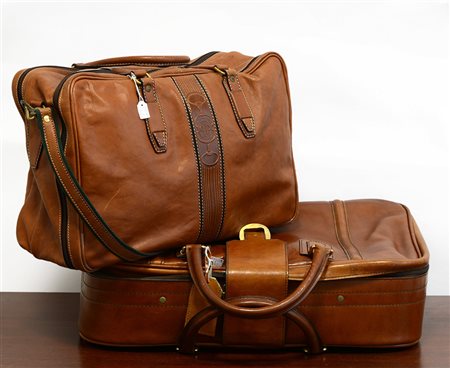 Lotto composto da una valigia e un borsone da viaggio in pelle color tabacco