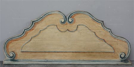 Fregio di forma sagomata in legno laccato decorato a volute