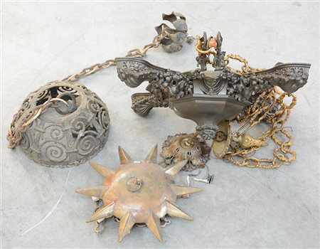 Lotto composto da tre lampadarietti in ferro e bronzo di forma e decori...