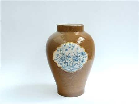 Grande vaso cafè-au-lait, decorato con medaglioniin bianco e blu (h. 47 cm.)