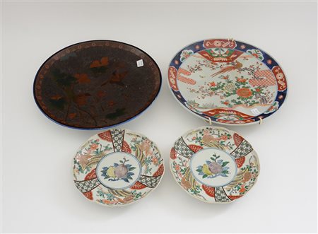 Quattro piatti in porcellana Giapponese con decori e motivi diversi (difetti...