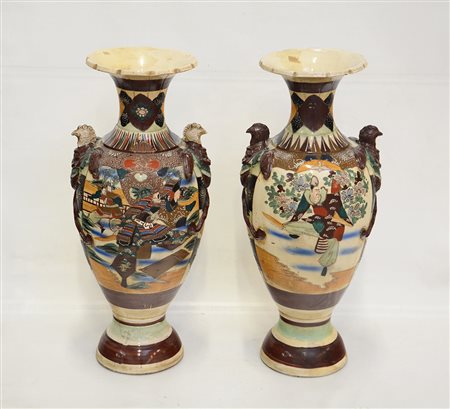 Coppia di vasi in porcellana policroma con samurai in scene di paesaggio...
