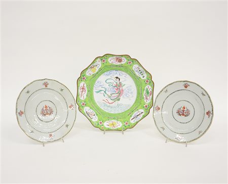 Un piatto in metallo smaltato cantonese e due piatti in porcellana policroma...