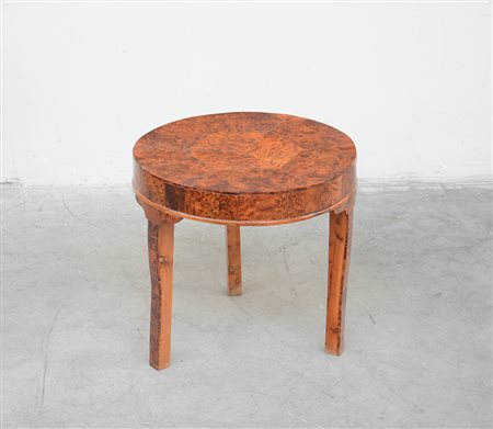 Tavolino da salotto di gusto Decò rivestito in radica (d. cm 48 x h. cm 46)...