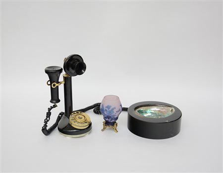 Lotto composto da una lampada in stile Gallè, un posacenere in resina e...