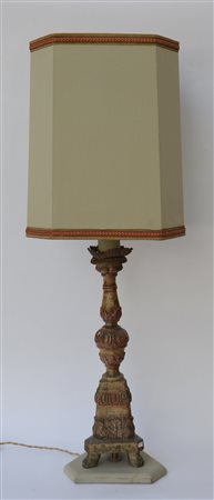 Candeliere tripode del secolo XVIII in legno intagliato e laccato (h cm 53)...