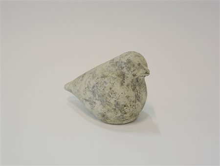 Scultura in ceramica raffigurante un volatile. Marchio a forma di casetta sul...