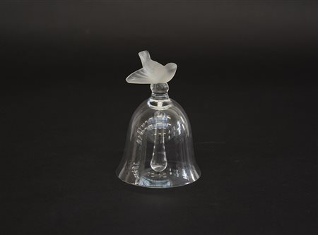 Lalique, Francia Campanella in vetro soffiato in stampo. Sec XX. Firmato a...