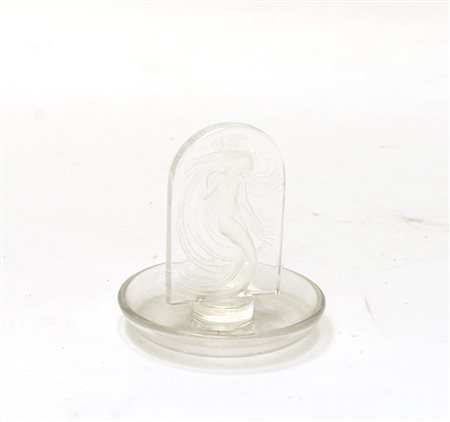 Lalique, Francia Porta anelli in vetro incolore soffiato in stampo con figura...
