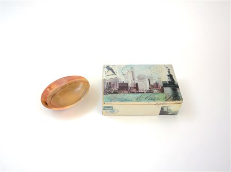 Lotto composto da una scatola in porcellana e una vaschetta in marmo....