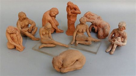 Magnaghi Matilde Lotto di nove sculture in terracotta raffiguranti nudi...