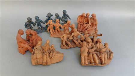 Magnaghi Matilde Lotto di sette sculture in terracotta raffiguranti gruppi di...