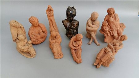 Magnaghi Matilde Gruppo di nove sculture in terracotta raffiguranti maternità...