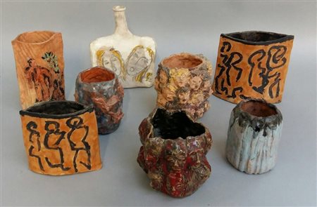 Magnaghi Matilde Gruppo di otto vasi in terracotta smaltata di forme e decori...