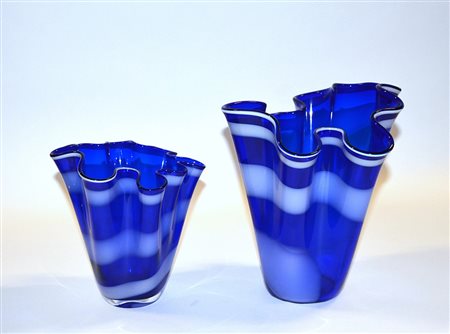 Lotto composto da due vasi a fazzoletto in vetro blu, decorato a striature (h...