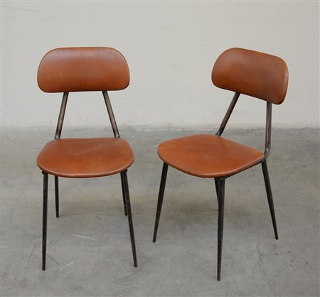 Coppia di sedie con struttura in metallo verniciato nero, seduta e schienale...