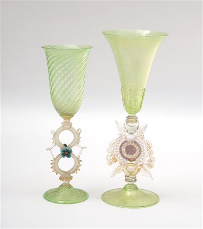 Manifattura di Murano Sec. XX, due bicchieri in vetro soffiato verde e...