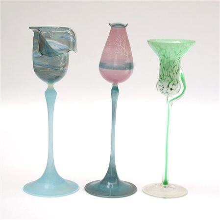 Manifatture diverse Sec. XX, lotto di tre bicchieri in vetro azzurrino, verde...