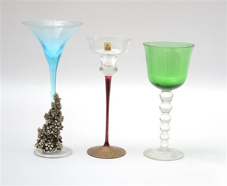 Manifatture diverse Sec. XX, lotto composto da tre bicchieri in vetro verde,...