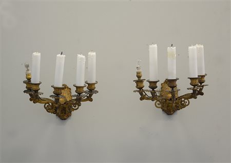 Coppia di appliques a cinque fiamme in bronzo dorato decorato a motivi...