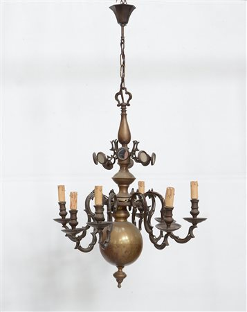 Antico lampadario olandese in bronzo a otto luci, parte superiore decorata a...