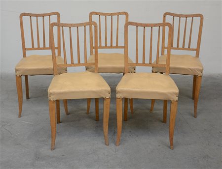 Gruppo di cinque sedie moderne in legno chiaro con schienale a listelli...