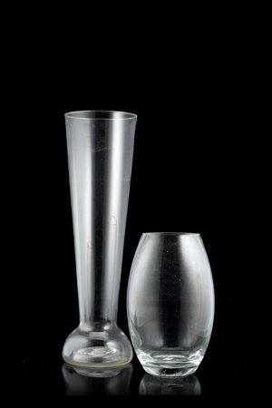 Lotto composto da due vasi in vetro incolore di misure diverse