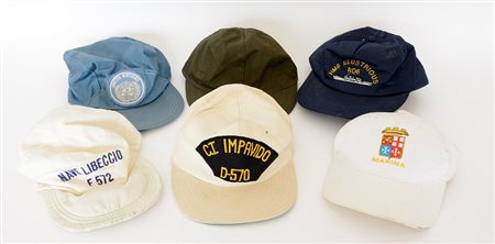 Lotto composto da sei berretti militari di fattura moderna-ENLotto composto...