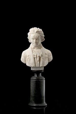 Artista del sec. XX "Beethoven" statuetta in alabastro su base tornita (h. cm...