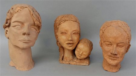 Magnaghi Matilde Gruppo di tre sculture in terracotta raffiguranti una testa...