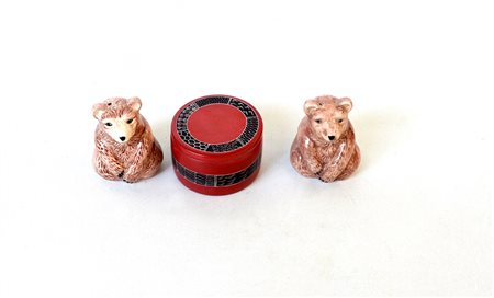 Lotto composto da una scatola in ceramica rossa decorata con elementi...