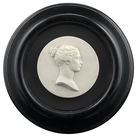 Biscuit tondo a rilievo con profilo femminile, XIX secolo, diam. cm. 9