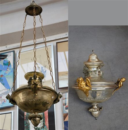 Coppia di lampadari in rame argentato decorate con figure di angeli dorati a...