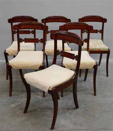 Gruppo di sei sedie in mogano intarsiate a motivi vegetali con schienale a...