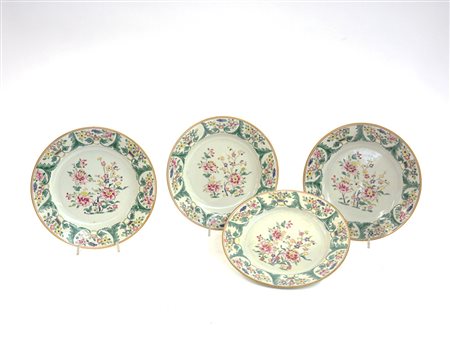Quattro piatti in porcellana Famiglia Rosa con decoro floreale (lievi...
