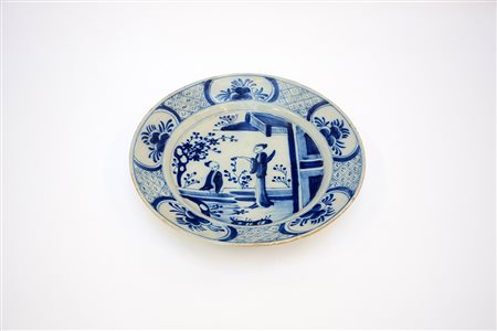 Piatto bianco e blu con figure (difetti e restauri) Cina, dinastia Mingsec....