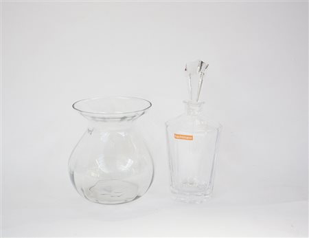 Lotto composto da bottiglia con tappo in cristallo ed un vaso (difetti)