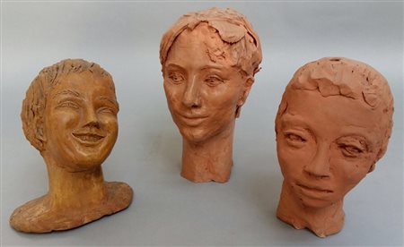 Magnaghi Matilde Gruppo di tre sculture in terracotta raffiguranti teste di...