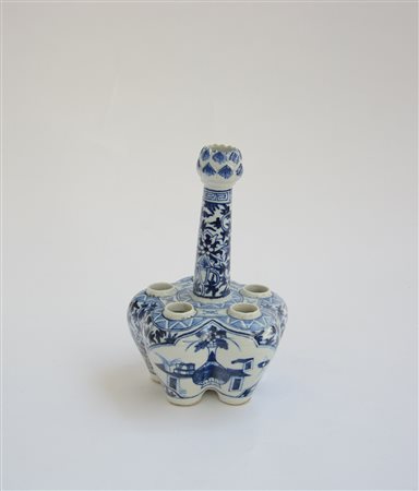 Tulipaniera in porcellana bianca e blu (difetti e restauri)Cina, sec. XIX (h....