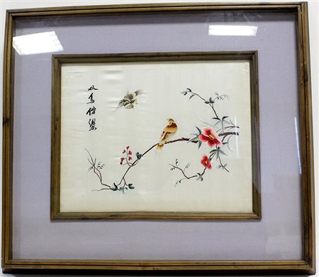 Arte orientale, ricamo su seta raffigurante un ramo fiorito e due uccelli (cm...