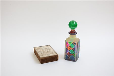 Lotto composto da una bottiglia in vetro e una scatola in velluto con...