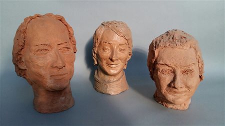 Magnaghi Matilde Gruppo di tre sculture in terracotta raffiguranti teste...