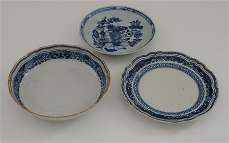 Tre piattini in porcellana bianca e blu, con decori floreali e geometrici...