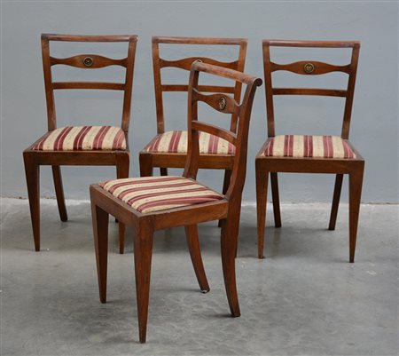 Gruppo di quattro sedie con schienale a listelli decorato da rosone in...