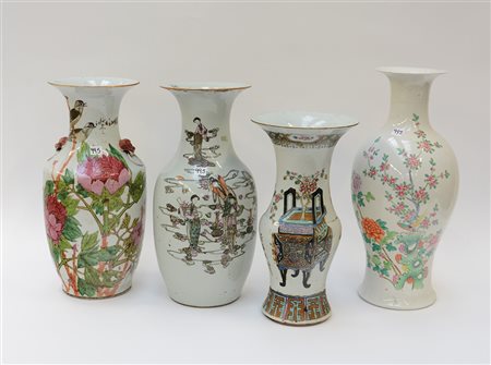 Lotto composto da quattro vasi: un vaso decorato con un incensiere, un vaso...