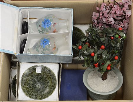 Una scatola contenente due piante in vetro con base in porcellana, tre...