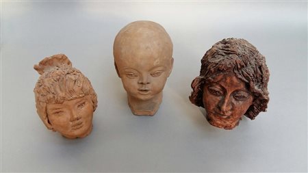 Magnaghi Matilde Gruppo di tre sculture in terracotta raffiguranti teste di...