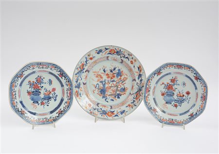 Tre piatti in porcellana Imari, uno di forma rotonda e due ottagonali Cina,...